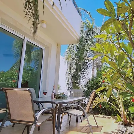 Sunny Bay פאראלימני